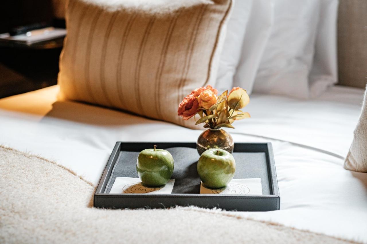 Botanic Sanctuary Antwerp - The Leading Hotels Of The World Exterior photo A tray with apples and flowers